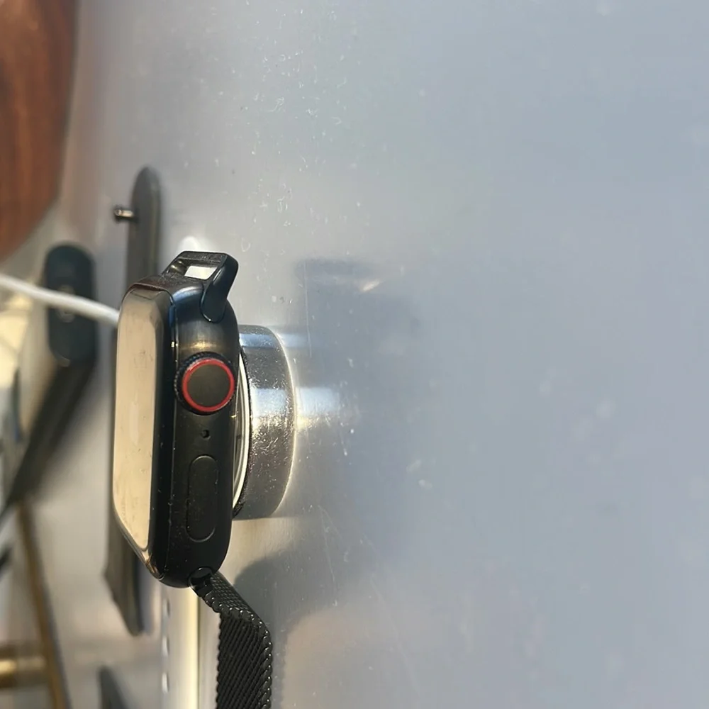 APPLE WATCH // SERIES 6 // 40MM // WR 50M / LTE // TITANIUM & CERAMIC// GPS - Picture 3 of 4